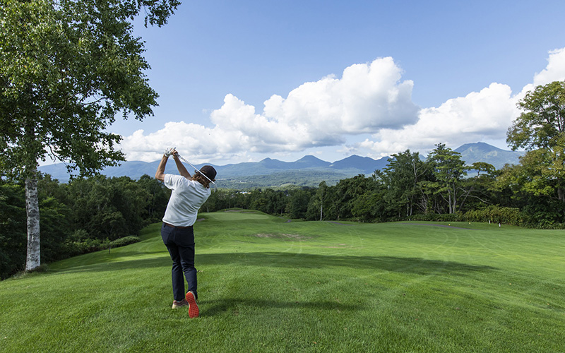「NGCニセコゴルフコース」｜羊蹄山、ニセコ連峰の美しい山々を望み、アーノルド・パーマー設計の白樺とから松で</br>セパレートされた6,805ヤードの18ホール。