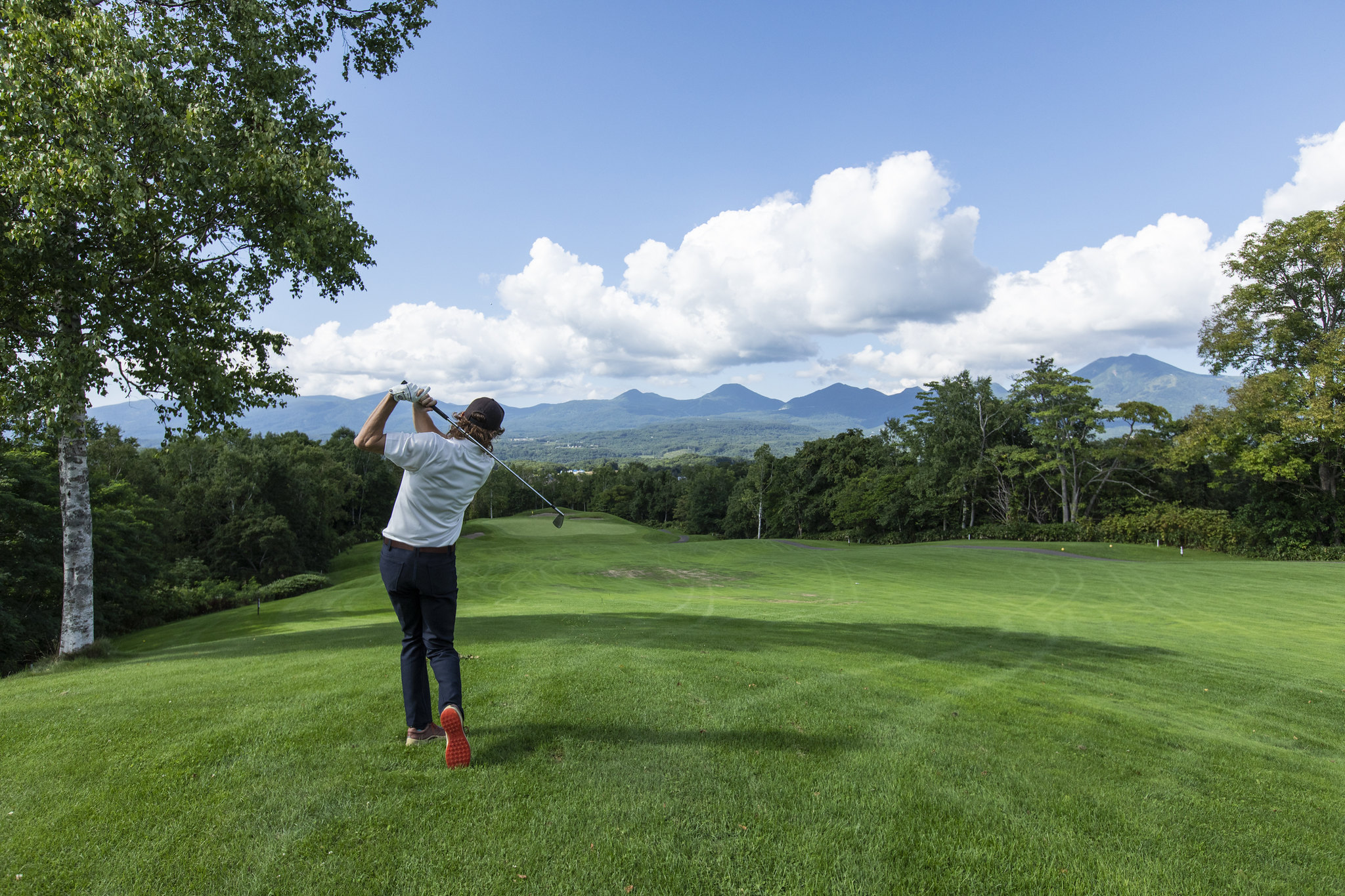 「NGCニセコゴルフコース」｜羊蹄山、ニセコ連峰の美しい山々を望み、アーノルド・パーマー設計の白樺とから松で</br>セパレートされた6,805ヤードの18ホール。
